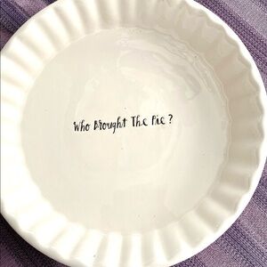 Rae Dunn Artisan Collection By Magenta. Round Fluted Pie plate.
C